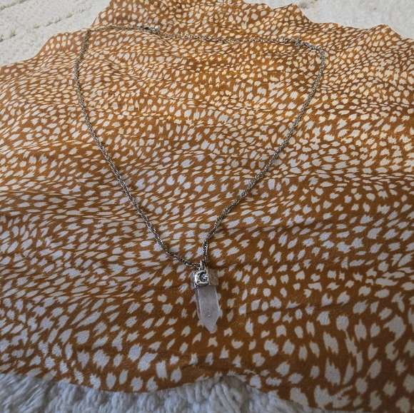 Quarts tip.selver pendent with Cresent moon detail and silver chain. - Picture 4 of 7